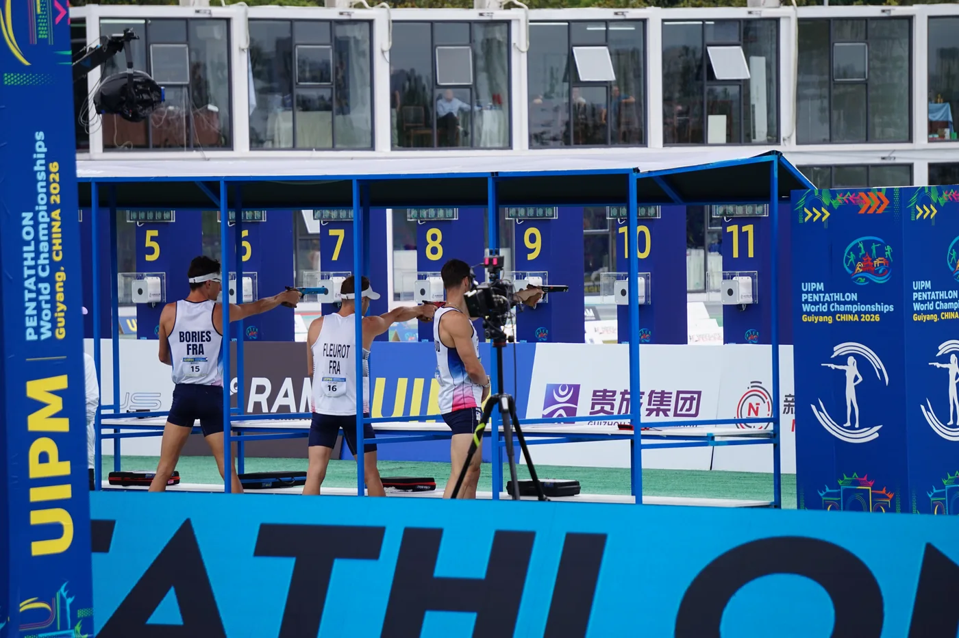 2026 Dünya Modern Pentatlon Şampiyonası laser-run etabında hedeflere lazer tabancayla nişan alan sporcular.
